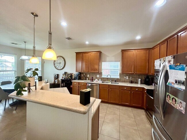 Foto del edificio - 5 BED/3 BATH GORGEOUS HOUSE FOR LEASE! AVA...