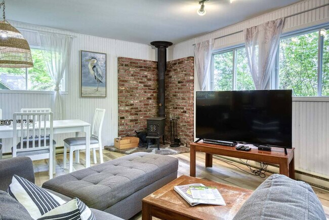 Building Photo - 1698 Rue Principale