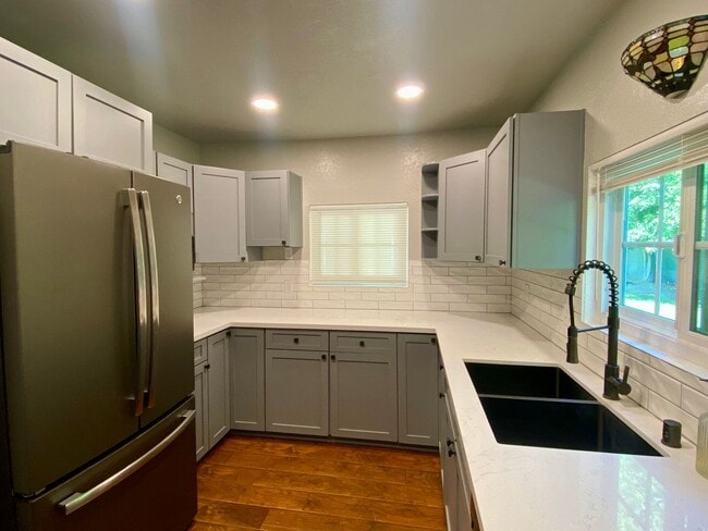 Building Photo - Charming, remodeled, country style home in private Simi Valley location.