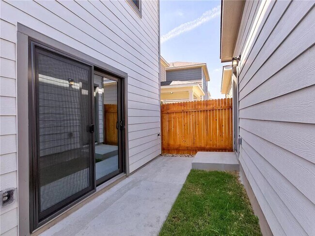 Building Photo - Open floor plan townhome