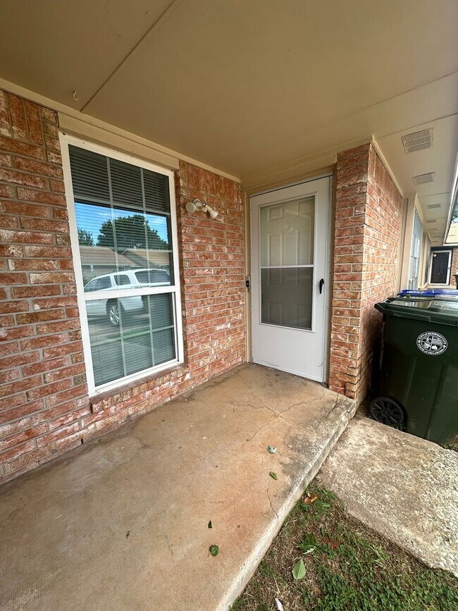 Building Photo - 2 Bedroom 1.5 Bath