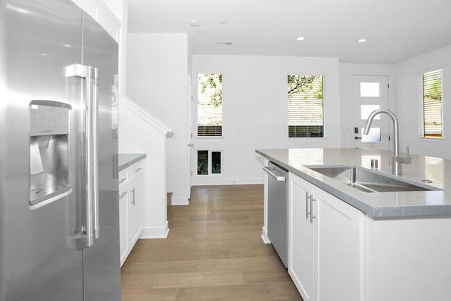 Building Photo - Gorgeous brand new townhome in 3Roots! End...