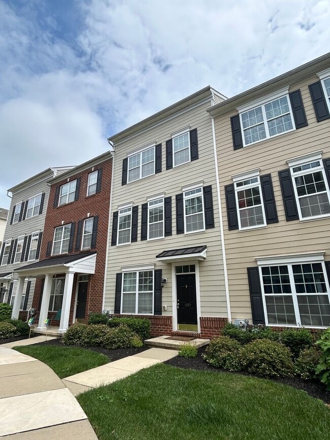 Building Photo - 1379 Parish Ave