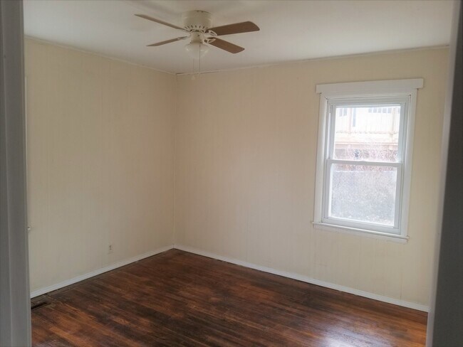 Building Photo - 3 bedroom 1 bath home with garage