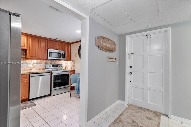 Building Photo - 3150 N Palm Aire Dr