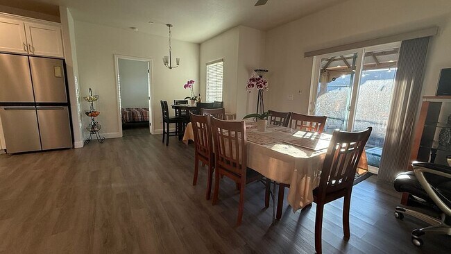 Foto del edificio - 9413 Carter Ct