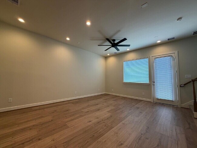 Building Photo - "Charming 3-Bed Oasis with 2.5 Baths in Prime Houston Locale – Discover Your New Home on Haring Ln!"
