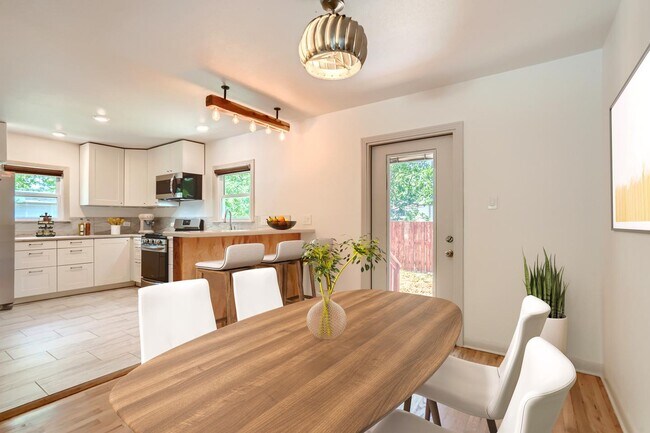 Foto del edificio - Updated Highland home with mid-century charm