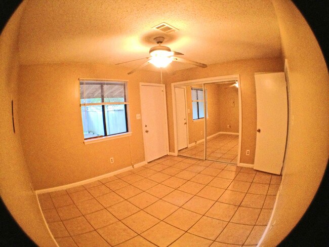 Foto del edificio - 1812 Falconcrest St