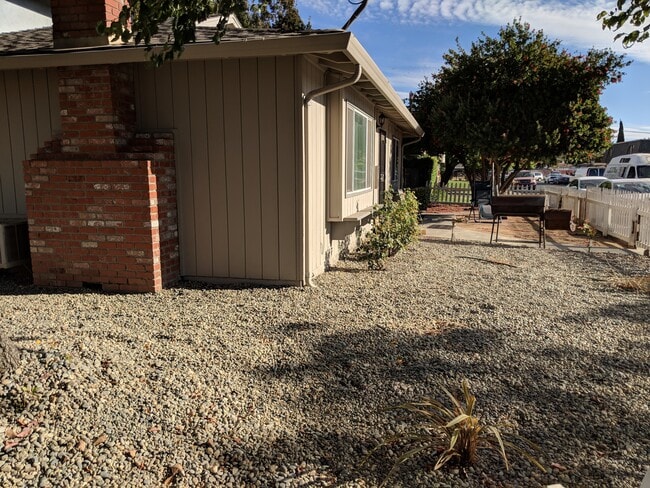 Building Photo - 1225 Dana Dr