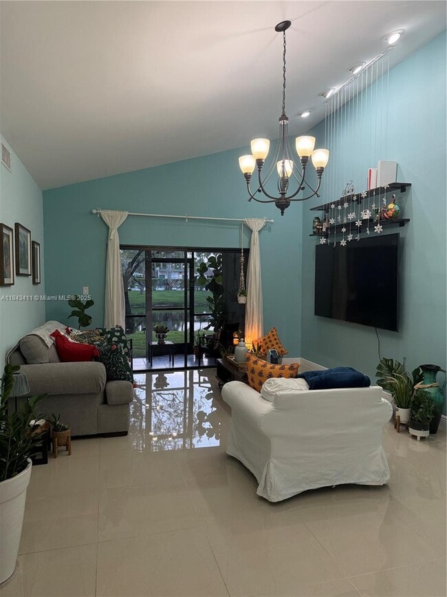 Foto del edificio - 679 Racquet Club Rd