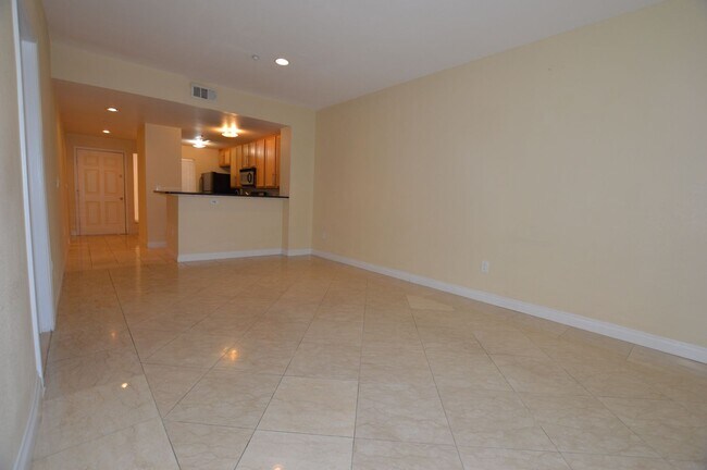 Foto del edificio - Meridian - Unfurnished 2 Bdrm / 2 Ba Condo - 1 1/2 Blocks off the Strip