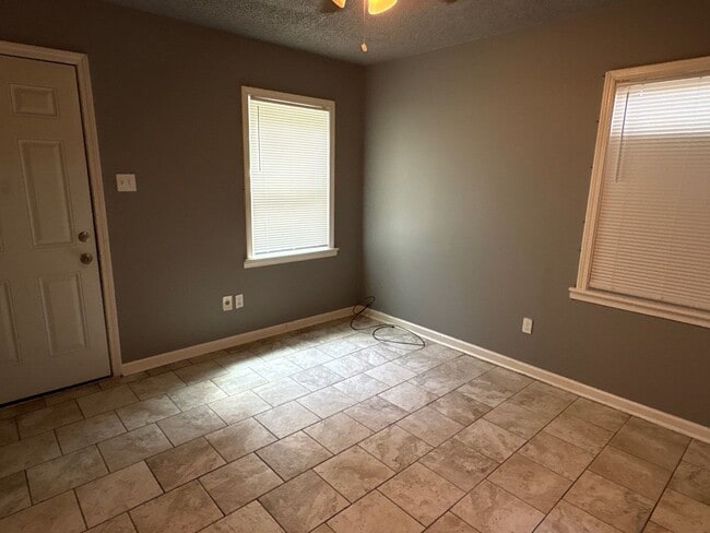 Building Photo - Newly Refreshed 1 bedroom 1 bathroom Duplex - $99 Move In Special