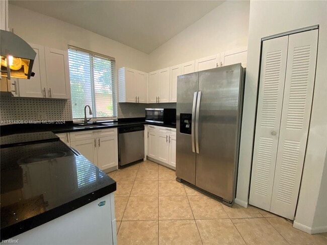 Foto del edificio - 3 br, 2 bath House - 6944 SW 39th St Apt B201