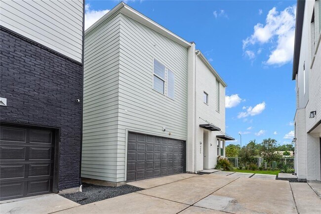 Building Photo - 9805 Mocking Bird Hill Ln