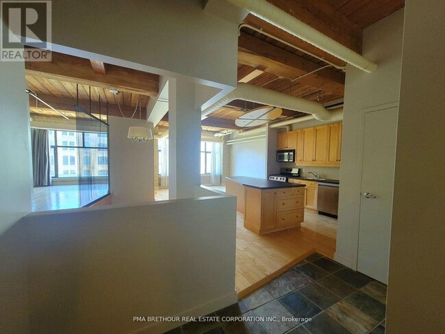 Building Photo - 436 Wellington St W