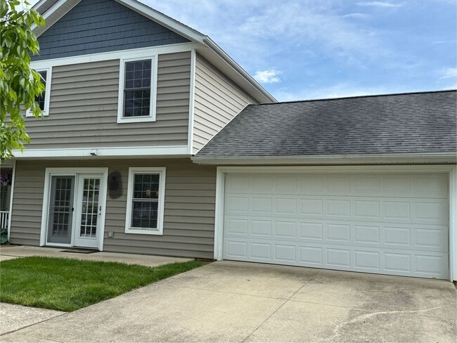Building Photo - Charming 3BR Townhome in Bloomington