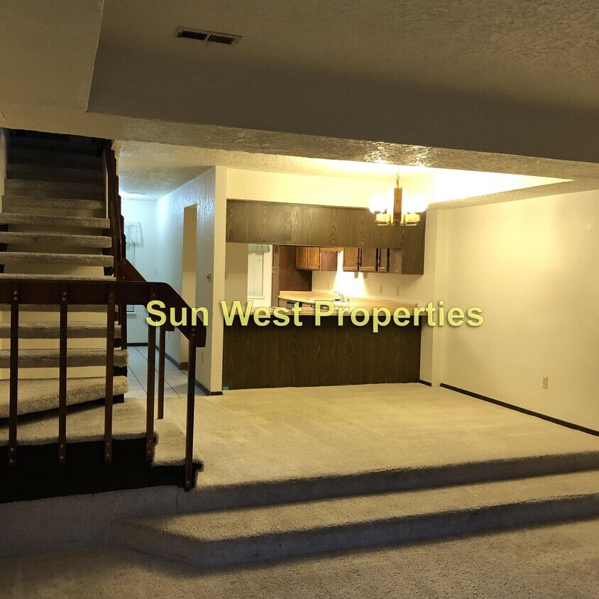 Primary Photo - 1074 E Navajo St