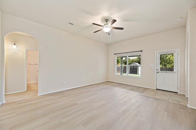 Foto del edificio - 1525 Tranquility Ln