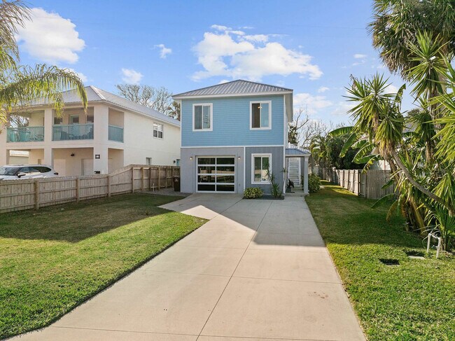 Building Photo - 11 Comares Ave S