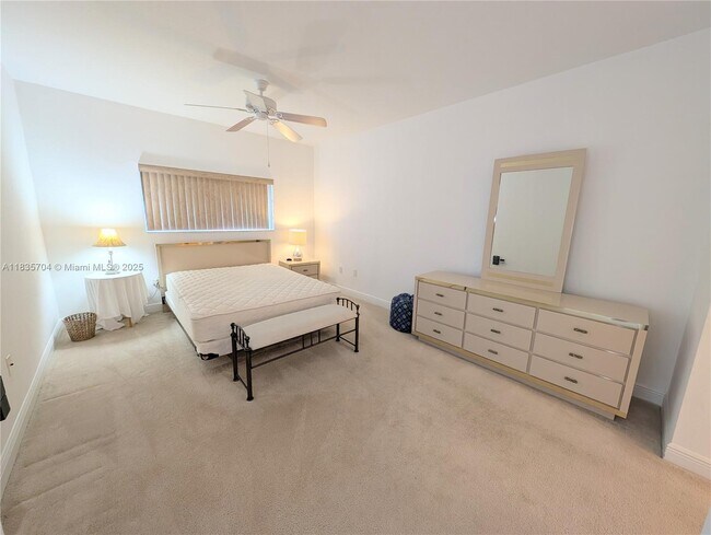 Foto del edificio - 4723 Lucerne Lakes Blvd E