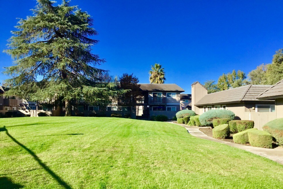 WESTWOOD VILLAGE Apartments in Manteca, CA