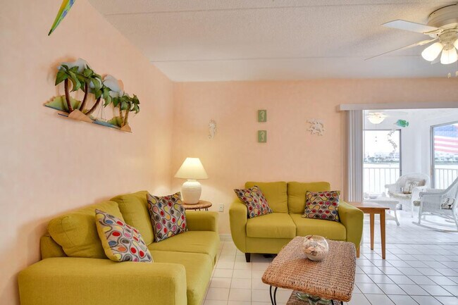 Foto del edificio - 8921 Blind Pass Rd