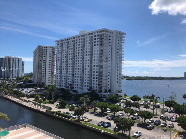 Foto del edificio - 400 Kings Point Dr