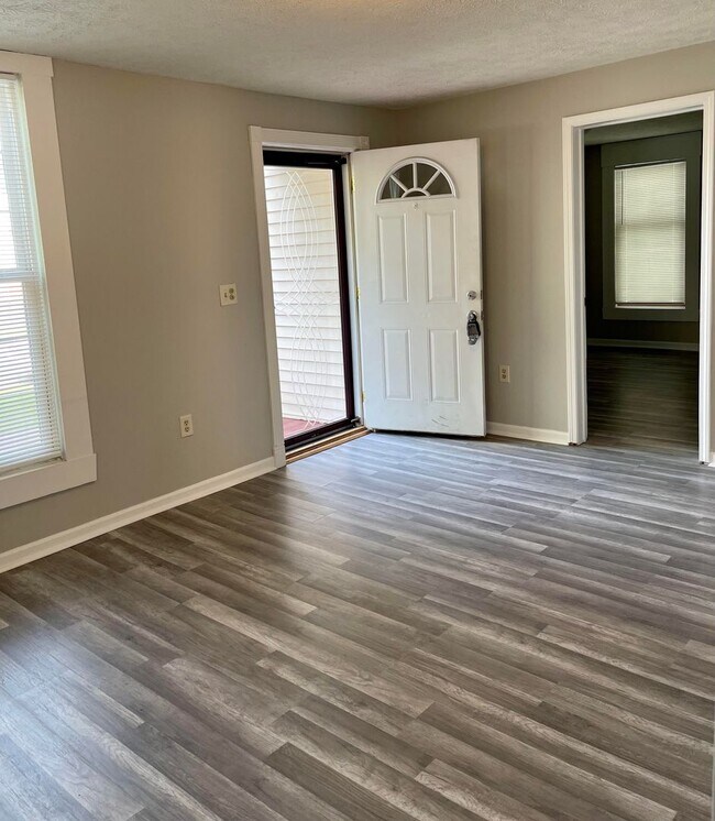 Foto del edificio - 3 Bed, 2 Bath Home – East Side Location Ne...