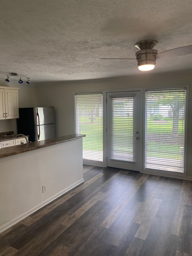 Building Photo - 802 E Main St