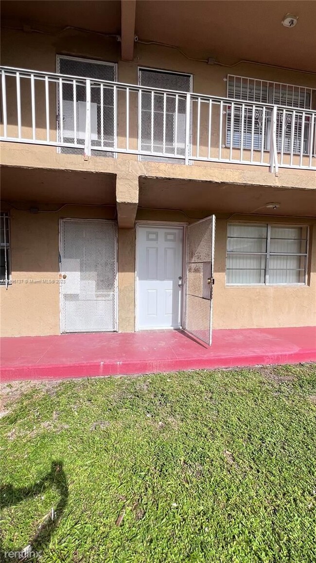 Building Photo - 3 br, 2 bath House - 301 NW 177th St Apt 126