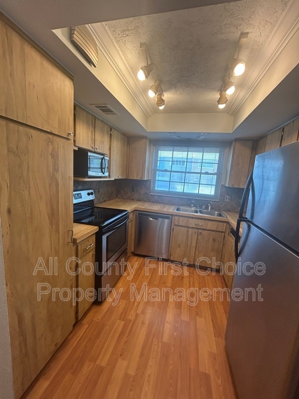 Building Photo - 3040 So Pines Dr