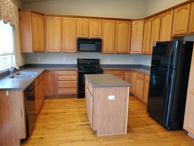 Building Photo - Single Family Home 5 bed 3 Bath on Golf Co...