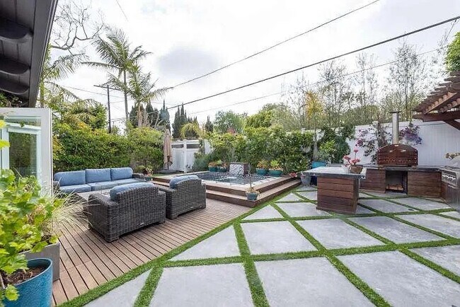 Foto del edificio - 7403 Alverstone Ave