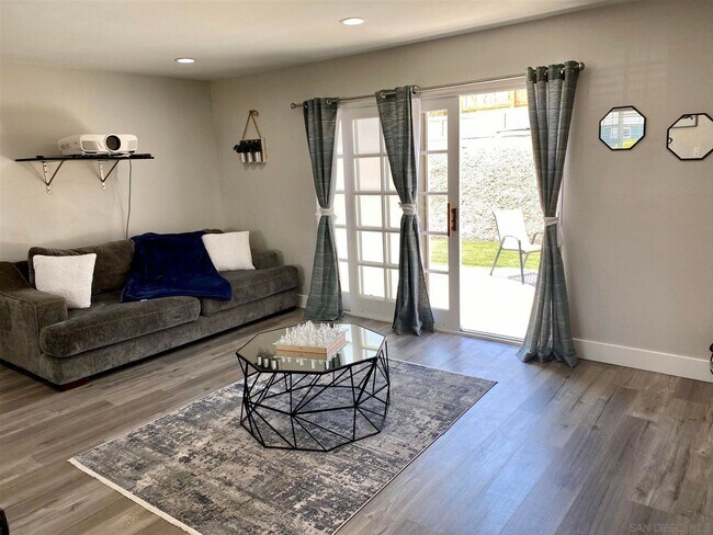 Building Photo - Spacious, Updated 3 BD, 2 BA Home in Sante...