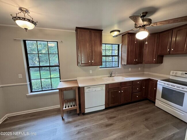 Foto del edificio - 1692 E Holly Oaks Lake Rd