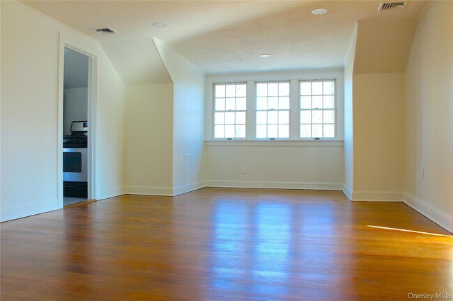 Building Photo - 66 Scudder Pl
