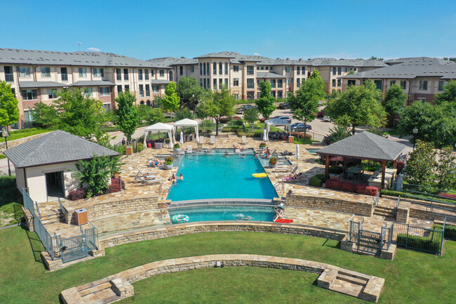 Piscina del lado este superior de The Village - The Village Dallas