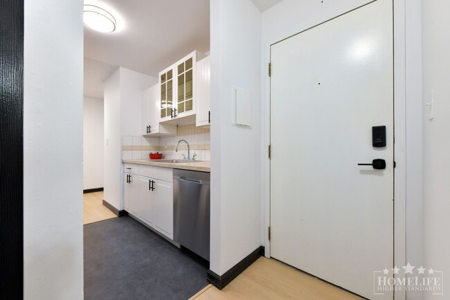 Building Photo - Newly Renovated 1 Bed 1 Bath Condo in the Heart of White Rock