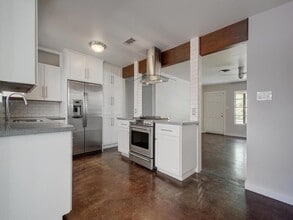 Building Photo - 1110 Fieldcrest Dr