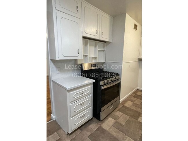 Building Photo - 3 bedroom, 1 bath w/Carport & Large Backyard