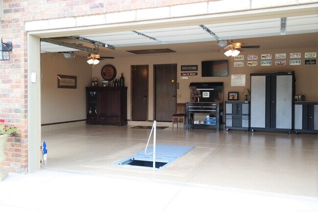 Foto del edificio - Gorgeous Custom Home with 3 Car Garage and...