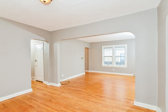 Building Photo - Cozy 2 Bedroom, 1 Bathroom House in St. Paul!