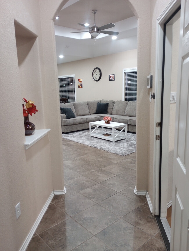 Building Photo - Room in House on Arabian King