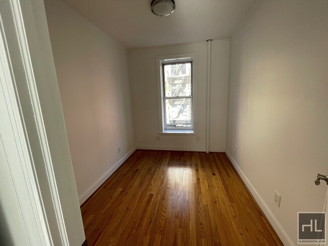 Building Photo - Sunny 3 Bedroom on East 7th STREET
