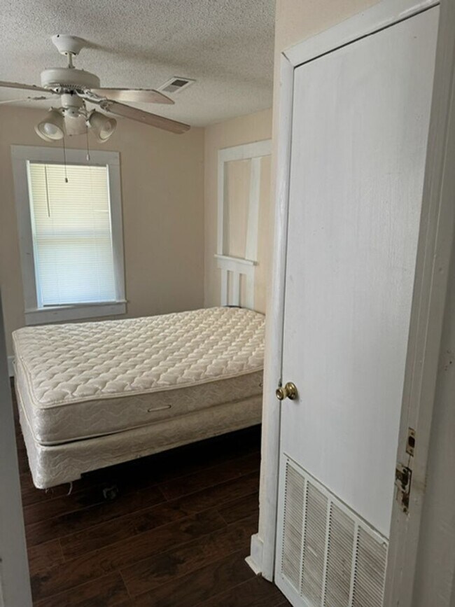 Foto del edificio - 2 bed/ 1 bath single family home