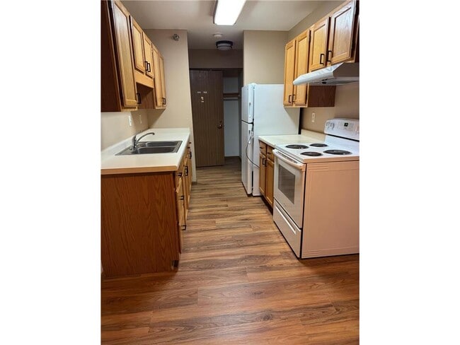 Building Photo - 611 Main St S