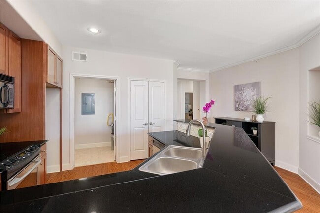 Building Photo - 500 Waters Edge Dr