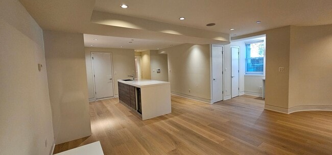 Foto del edificio - Luxurious 2 Bed 2 Bath Garden Level Condo ...