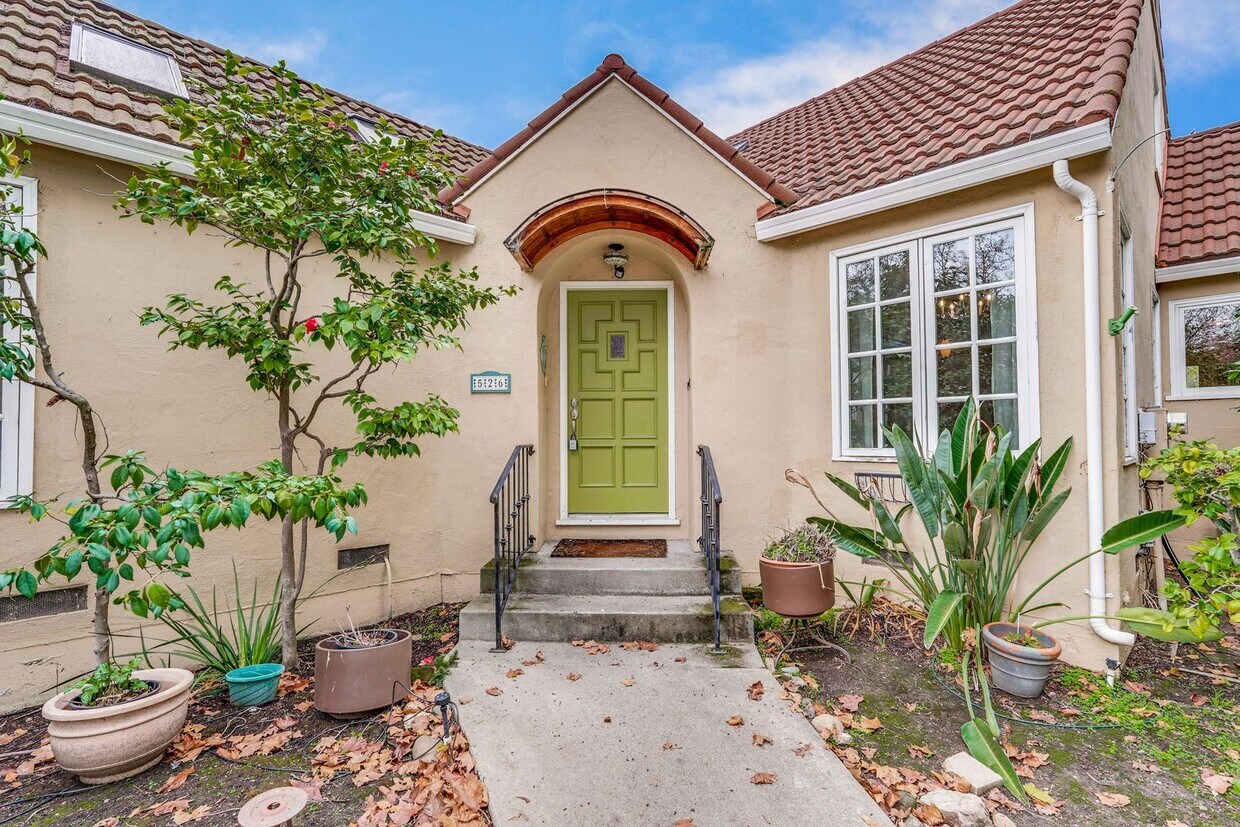 Foto principal - Classic Mountain View Retreat with Detached Garage